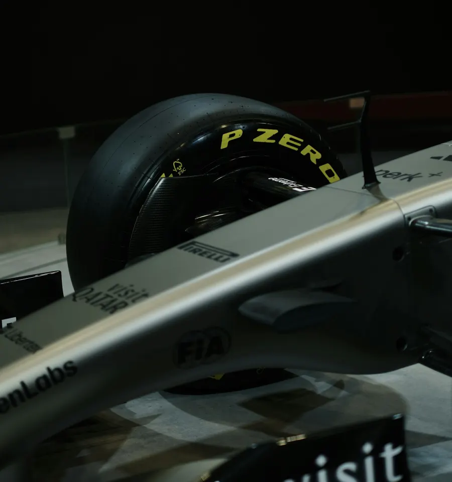 Ala anteriore e pneumatico di una monoposto di Formula 1